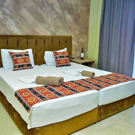 Te Bujtina Hotel- Cozy Stay With Traditional Breakfast Near Beach Golem  Exterior foto