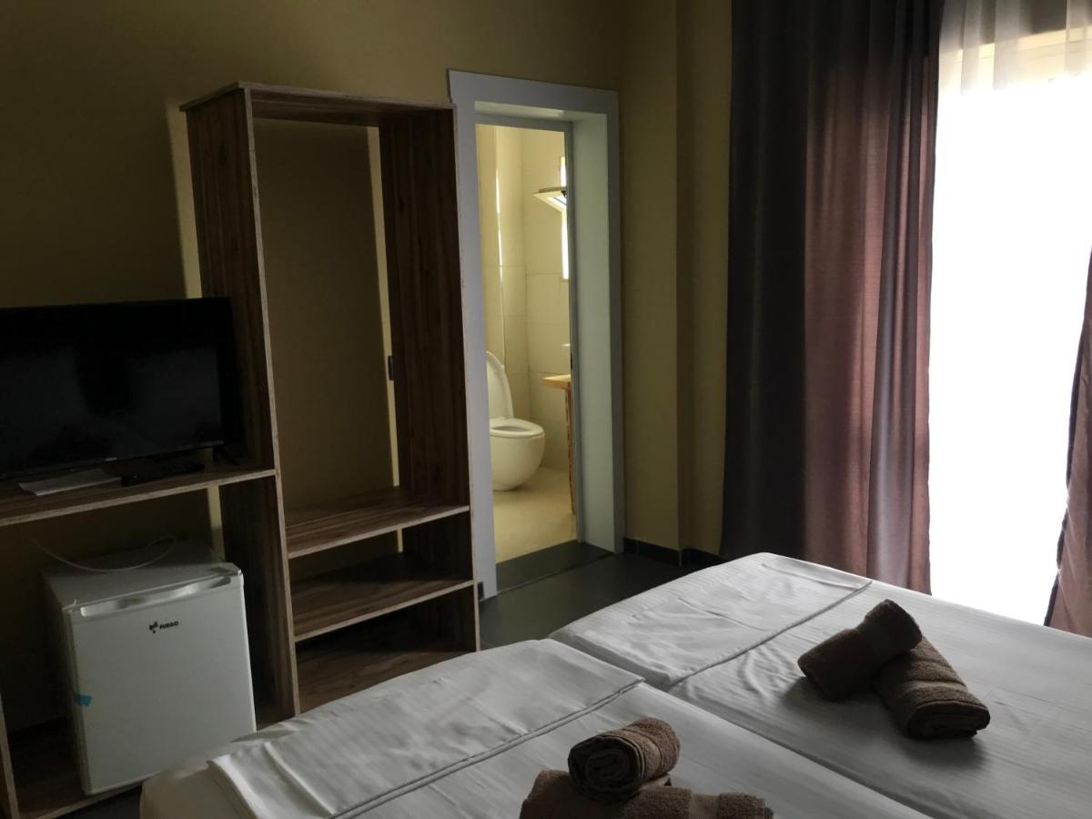 Te Bujtina Hotel- Cozy Stay With Traditional Breakfast Near Beach Golem  Exterior foto